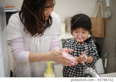 Parent and child washing hands 65796732