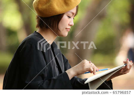 Woman drawing a picture 65796857