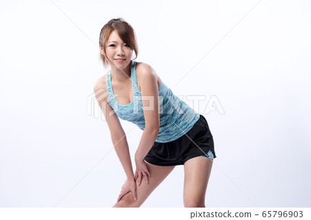 年輕東方女性正在做熱身運動 65796903