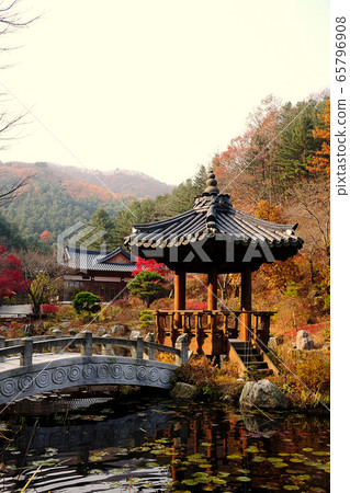 Arch bridge and gazebo at dusk Arch bridge and gazebo at dusk 65796908