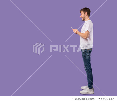 Portrait of handsome young man using mobile phone 65799532