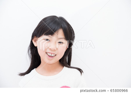 Elementary school girl doing orthodontics 65800966