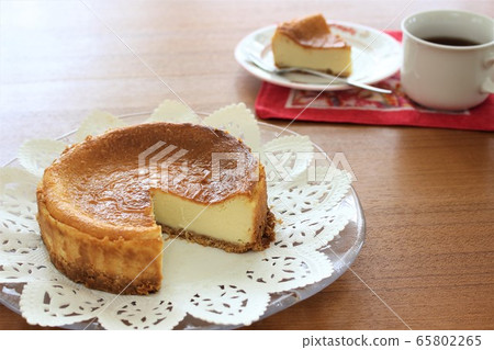 Baked cheesecake homemade 65802265