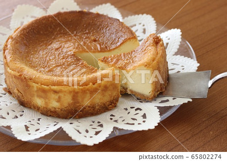 Baked cheesecake homemade 65802274