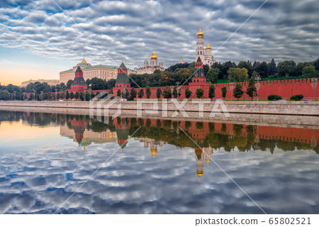 Reflection of the Moscow Kremlin on a cloudy morning 65802521