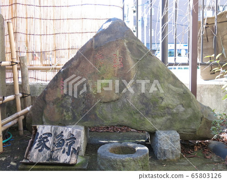 The whale mound at the Toda Shrine in Shinagawa Ward 65803126