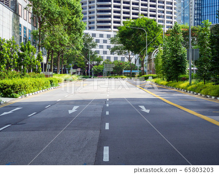 由於新的冠狀病毒流行，新加坡的一條街道交通較少 65803203