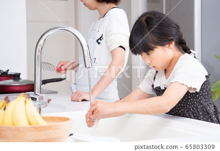 幫助烹飪的小學女孩 幫助烹飪的小學女孩 65803309