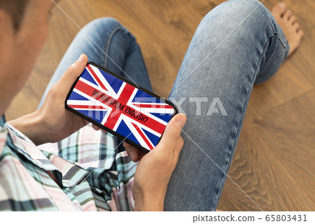 text do you speak English in a smartphone 65803431