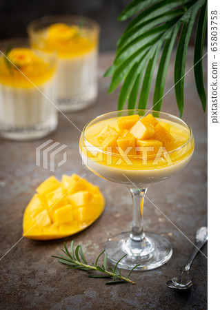 panna cotta with mango 65803758