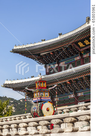 Walking in Gyeongbok Palace 65803961