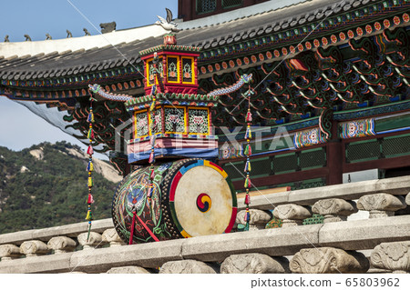 Walking in Gyeongbok Palace 65803962