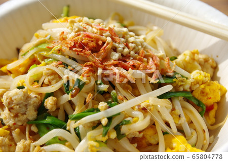 Pad Thai (Thai food) Pad Thai (Thai food) 65804778