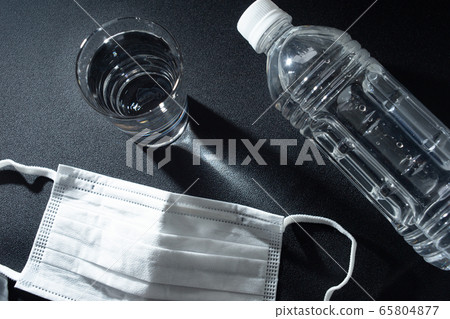 水和麵罩・面具中暑・發熱和曬傷的問題。感染的預防和措施。 65804877