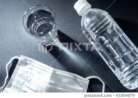 Water and mask ・Mask heat stroke ・The problem of heat and sunburn. Infection prevention and measures. Water and mask ・Mask heat stroke ・The problem of heat and sunburn. Infection prevention and measures. 65804879