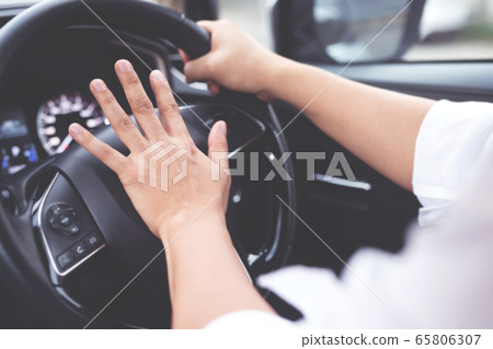Honk the car to prevent accidents Honk the car to prevent accidents 65806307