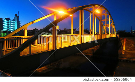 Night view of the "Fureai Bridge" over the Shinshiba River in Kawaguchi City, Saitama Prefecture 65806964