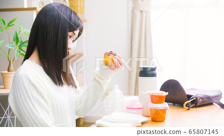 瓶裝嬰兒食品，準備外出給嬰兒，媽媽的副本空間16：9 65807145