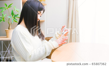 Woman preparing nails Copy space 16: 9 65807362