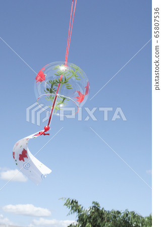 Blue sky and goldfish wind chimes 65807536