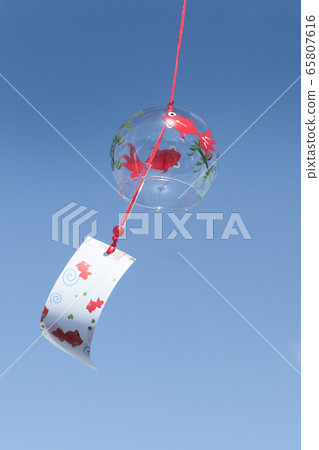 金魚風鈴在藍色的天空中搖曳 金魚風鈴在藍色的天空中搖曳 65807616