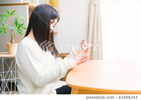 女人調整指甲複製空間 女人調整指甲複製空間 65808243