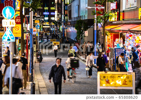 橫濱城市景觀在日本橫濱之夜，面具，送貨員。今天宣布的緊急情況聲明將取消所有區域=橫濱站前廣場 65808620