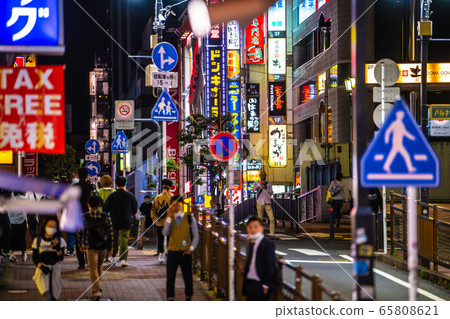 橫濱都市風景在日本在晚上在橫濱,戴著面具。緊急情況聲明今天宣布完全取消的宣布= 5月25日,橫濱站前廣場 橫濱都市風景在日本在晚上在橫濱,戴著面具。緊急情況聲明今天宣布完全取消的宣布= 5月25日,橫濱站前廣場 65808621