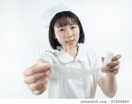 [White background] A nurse (nurse) wearing a bandage [Bust-up] 65809864