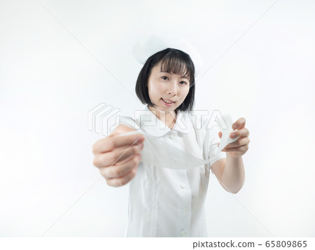 [White background] A nurse (nurse) wearing a bandage [Bust-up] 65809865