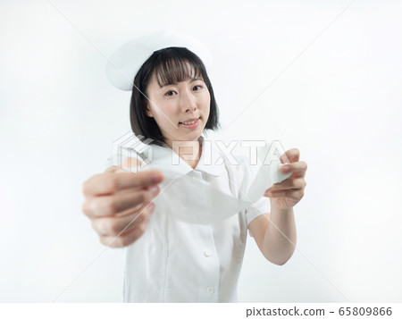 [白色背景]護士用繃帶包紮[護士] 65809866
