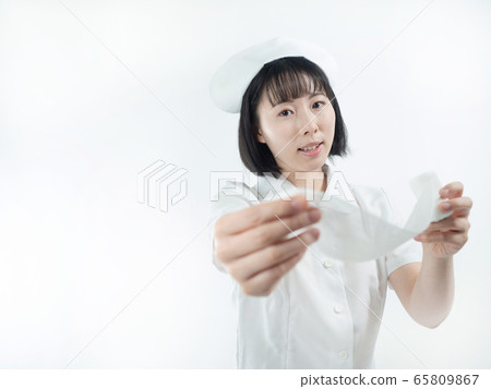 [白色背景]護士用繃帶包紮[護士] 65809867