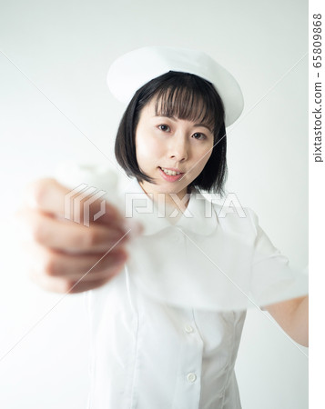 [白色背景]護士用繃帶包紮[護士] 65809868