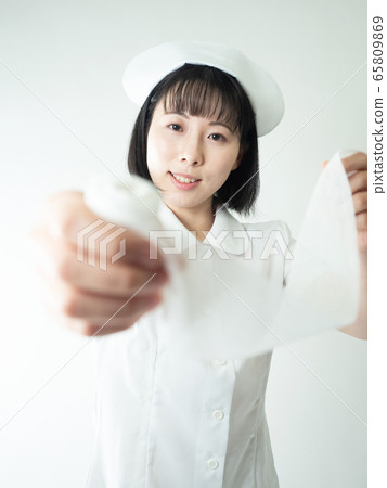 [白色背景]護士用繃帶包紮[護士] 65809869