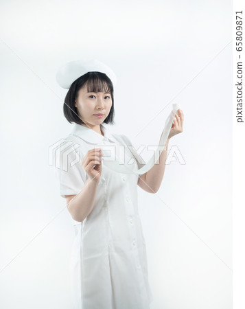 [白色背景]一名護士（護士）在腰上繫著繃帶 65809871