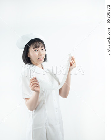 [白色背景]一名護士（護士）在腰上繫著繃帶 65809872