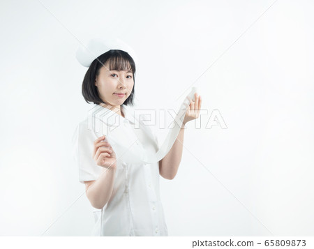 [白色背景]一名護士（護士）在腰上繫著繃帶 65809873