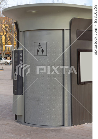 Public Pay Toilet 65810258