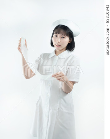 [White background] A nurse (nurse) wearing a bandage [on the waist] 65810943