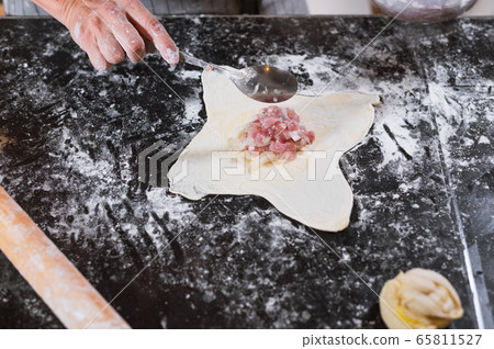 Female stuffing rolled puff pastry minced meat Female stuffing rolled puff pastry minced meat 65811527