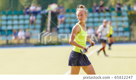 Female field hockey player in the game 65812247