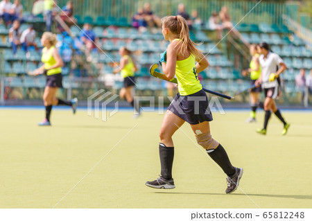 Female field hockey player in the game Female field hockey player in the game 65812248
