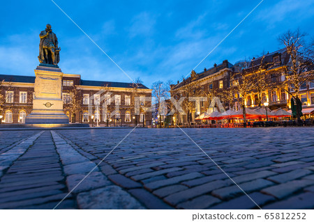 Het Plein square in The Hague with statue William Het Plein square in The Hague with statue William 65812252