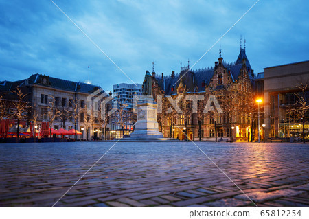 Het Plein square in The Hague at night in winter 65812254