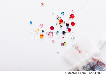 Glass bright gems out of the little bag 65817073