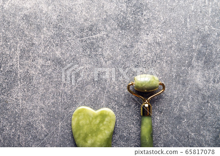 Jade face roller and Gua sha stone 65817078