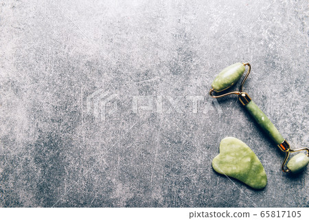 Jade face roller and Gua sha stone 65817105