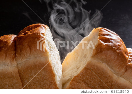 新鮮出爐的麵包 新鮮出爐的麵包 65818940
