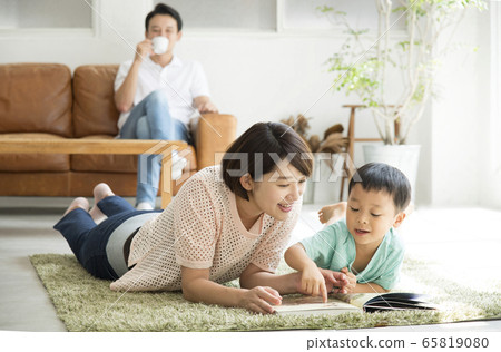 Reading with parents and children Living room 65819080
