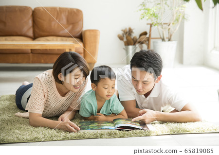 Reading with parents and children Living room 65819085